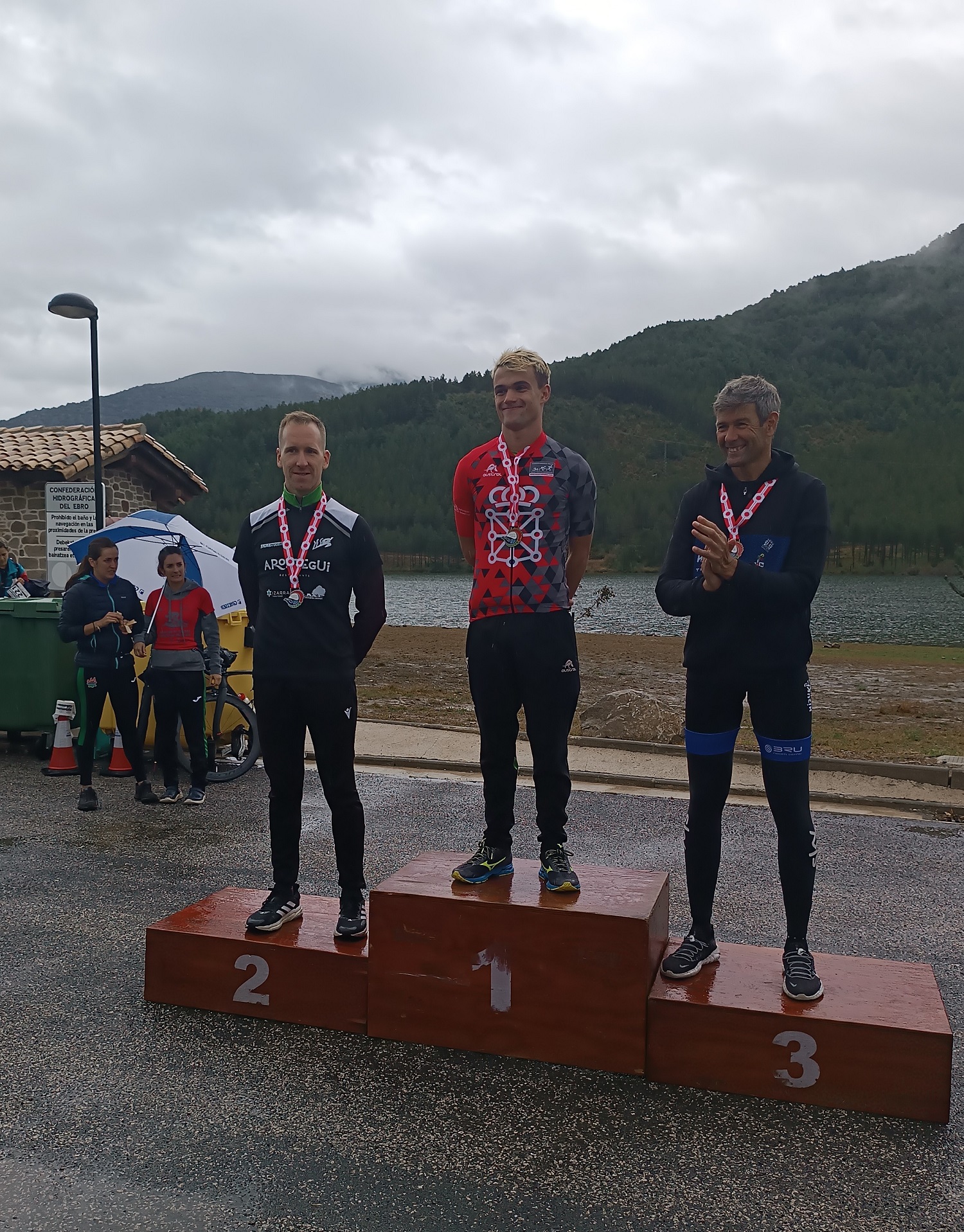 Jornada matinal de triatlón pasada por agua (Nagore 2023)